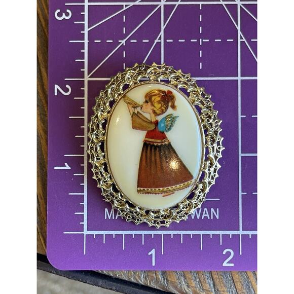 Vtg Tancer II Christmas Angel With Wings Pin Brooch Oval Gold Tone Signed 1970’s - Picture 6 of 6